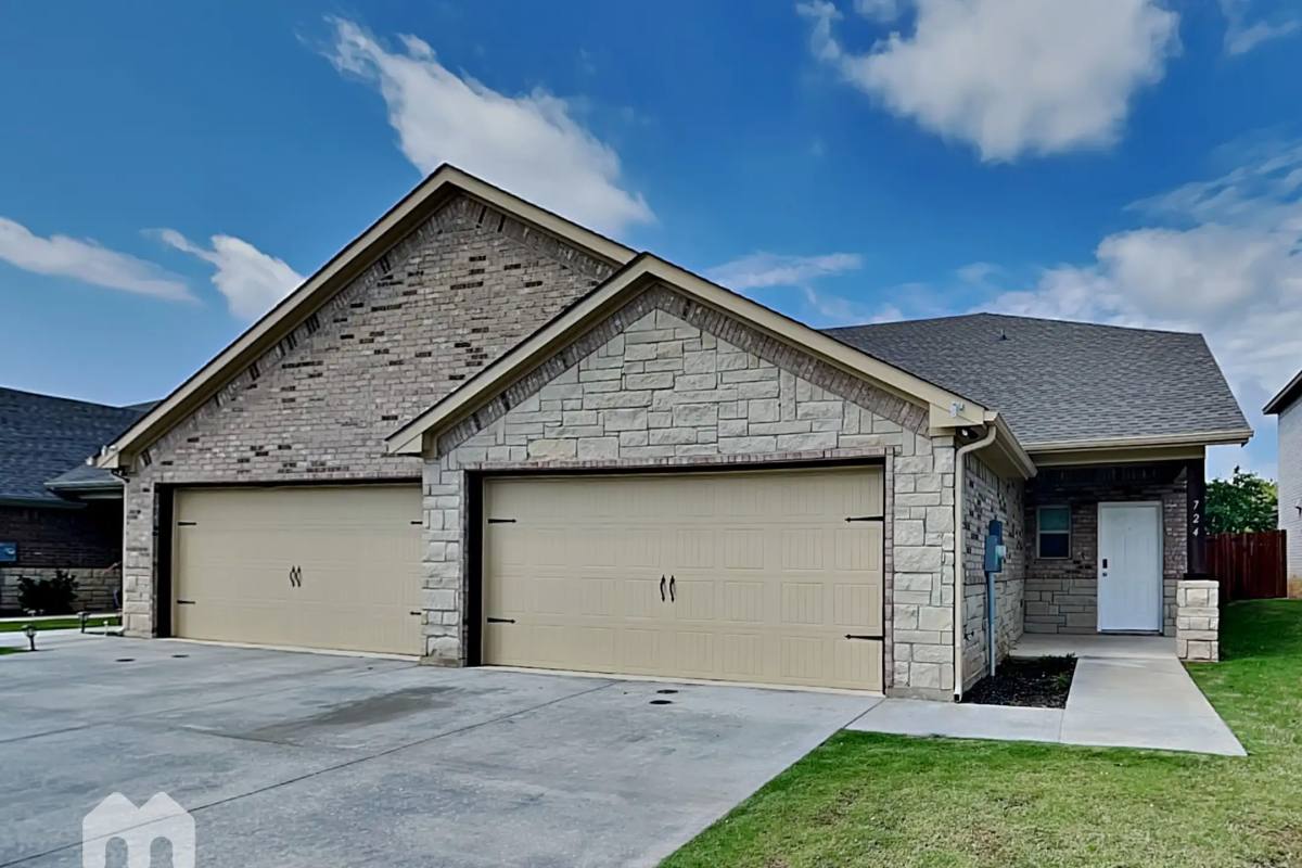 Townhouse for rent at 732 Rolling Terrace Circle, Granbury, TX 76049