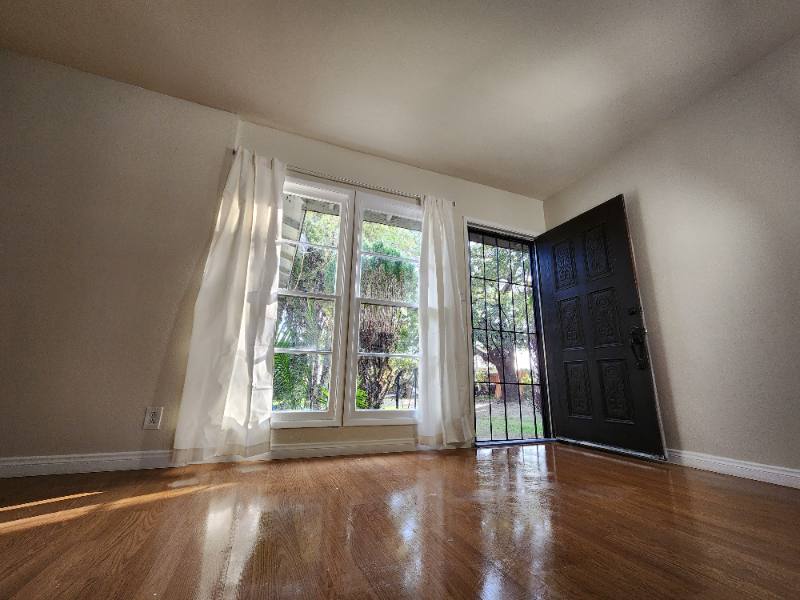 11249 Oxnard St, North Hollywood, CA 91606