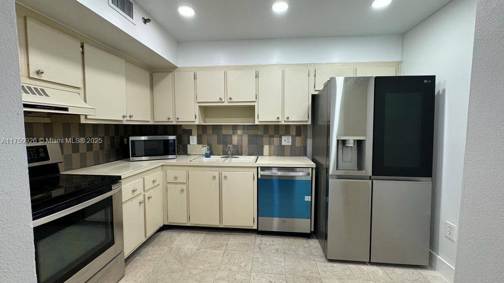 Apartment for rent at 919 Hillcrest Dr #201, Hollywood, FL 33021