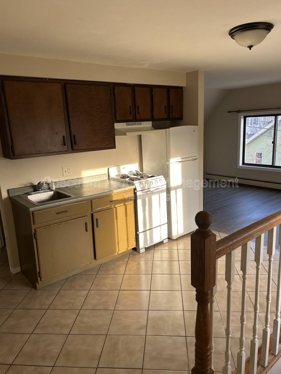 38 Oak St, Augusta, ME 04330