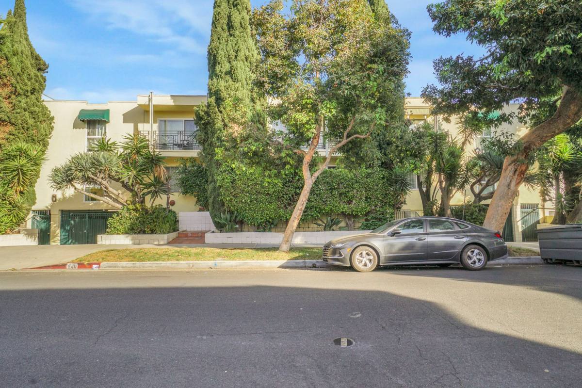Apartment for rent at 540 N Orlando Ave, Los Angeles, CA 90048
