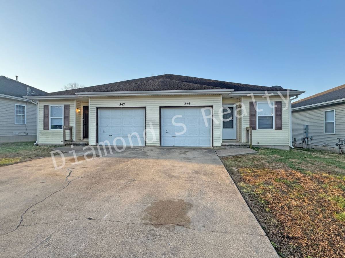 Apartment for rent at 1442 W Rainey St, Ozark, MO 65721