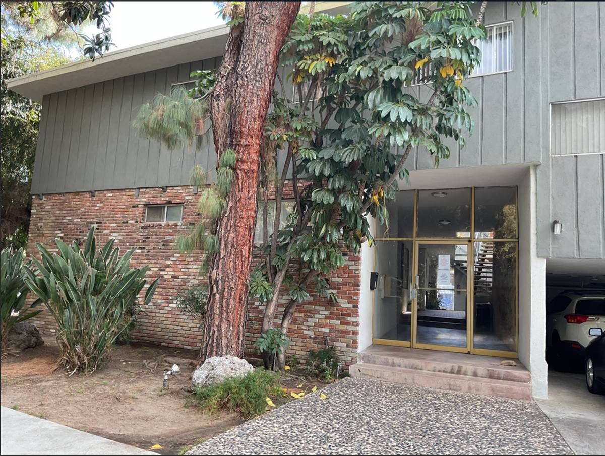 Apartment for rent at 15000 Moorpark St, Sherman Oaks, CA 91403