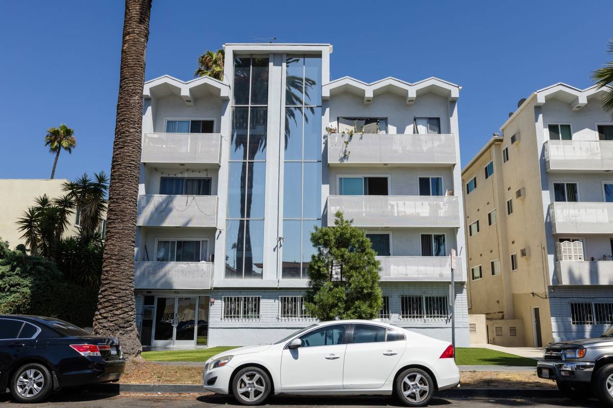 Apartment for rent at 410 & 414 Manhattan Place, Los Angeles, CA 90020