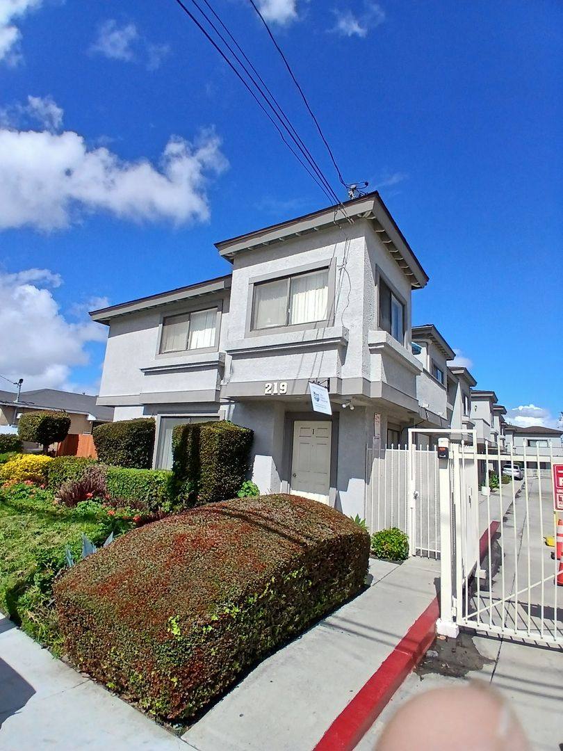 Apartment for rent at 219-227 E 49th St, Long Beach, CA 90805