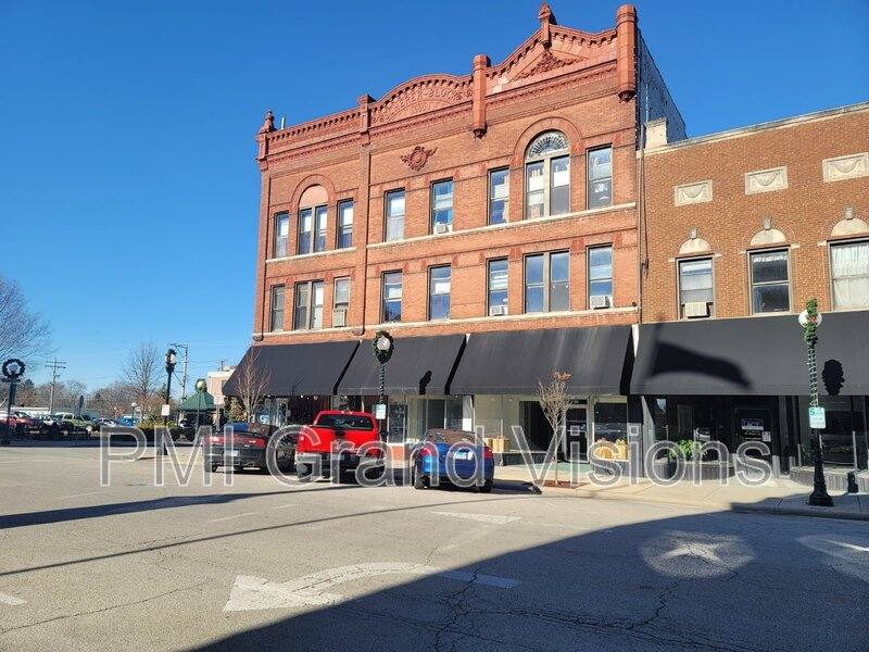 Apartment for rent at 601 1 2 Monroe, Charleston, IL 61920