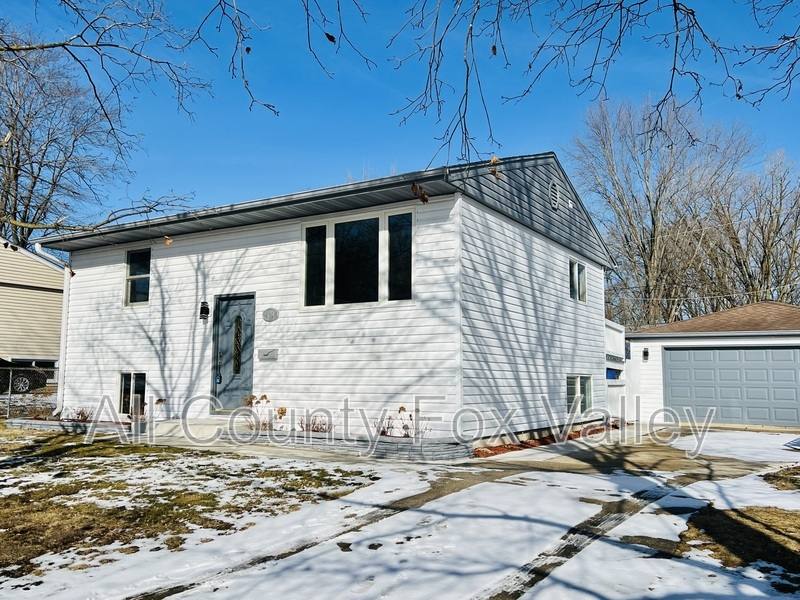 House for rent at 406 Singapore Lane, Carpentersville, IL 60110