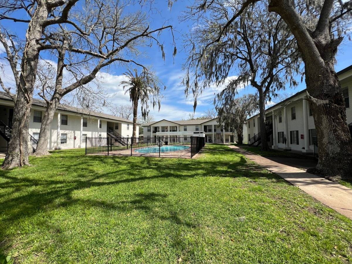 Apartment for rent at 500 Willow Dr, Lake Jackson, TX 77566