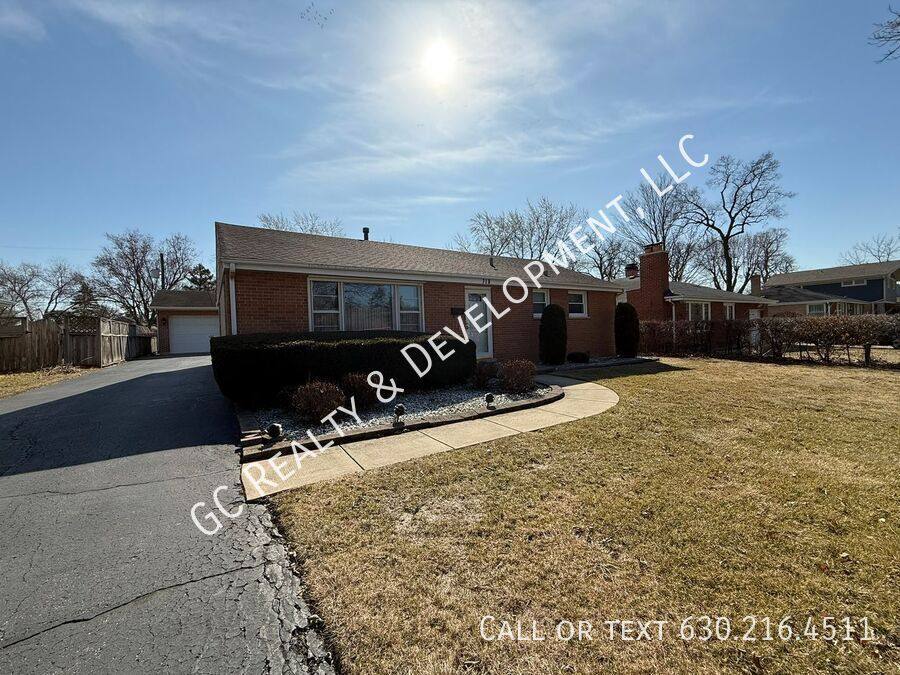 House for rent at 715 S Spring St, Roselle, IL 60172