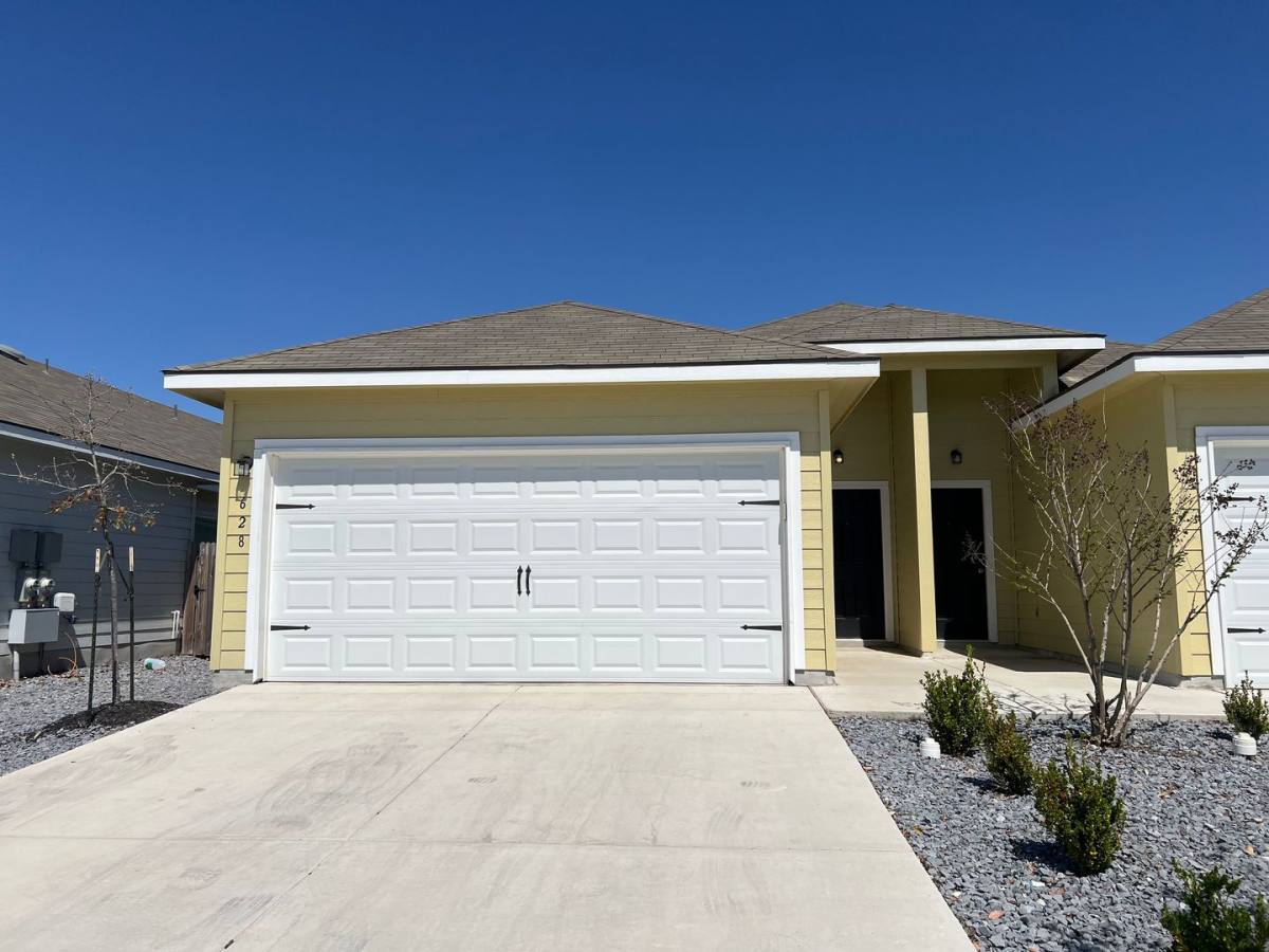 Townhouse for rent at 628 Grayson Lane, Seguin, TX 78155