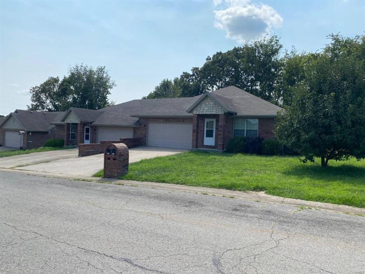 House for rent at 1303 Pine St, Lebanon, MO 65536