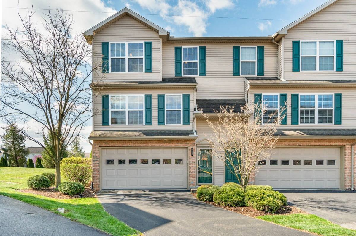 Townhouse for rent at 562 Meadowcroft Circle, Mechanicsburg, PA 17055