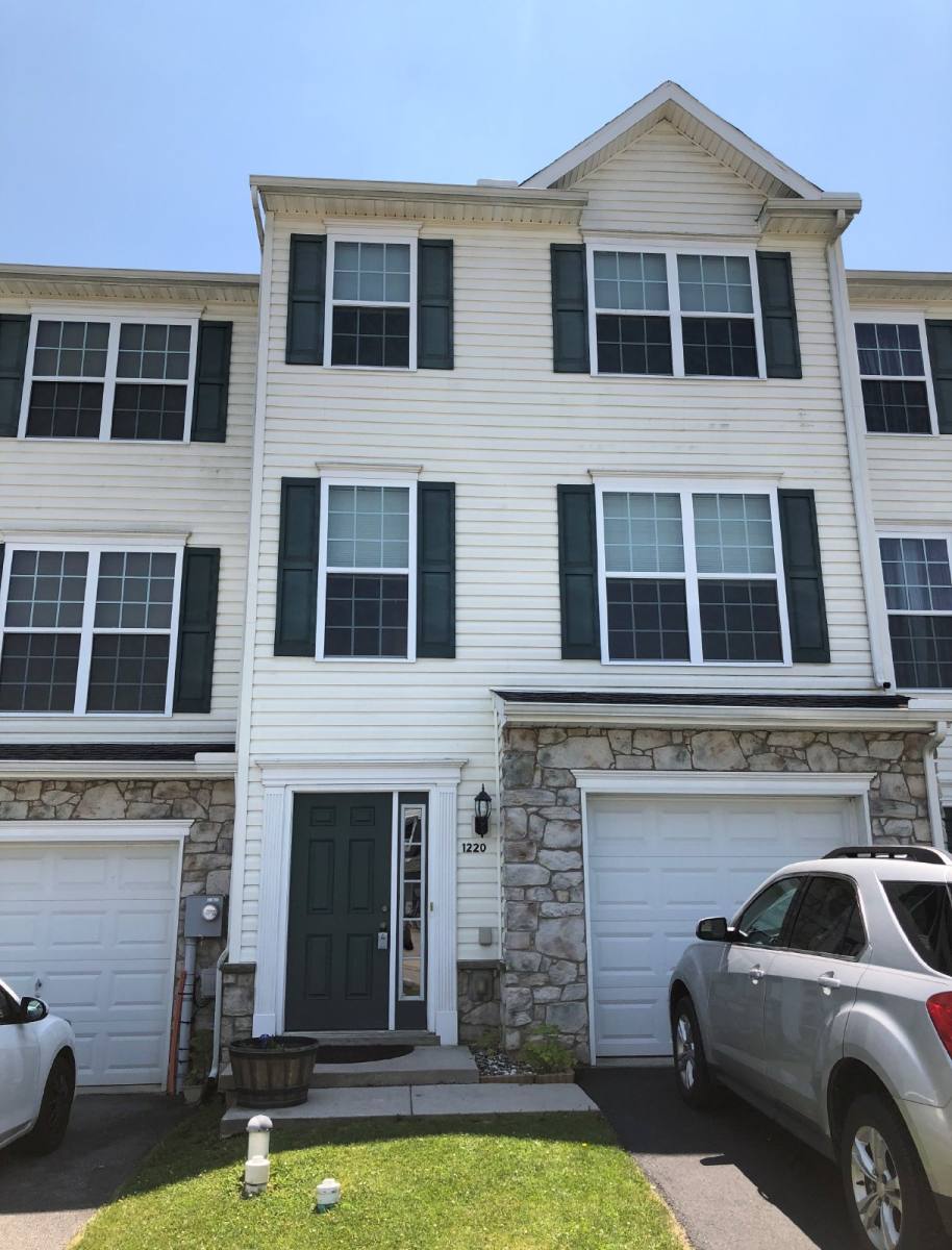 Townhouse for rent at 1220 Knob Run, York, PA 17408