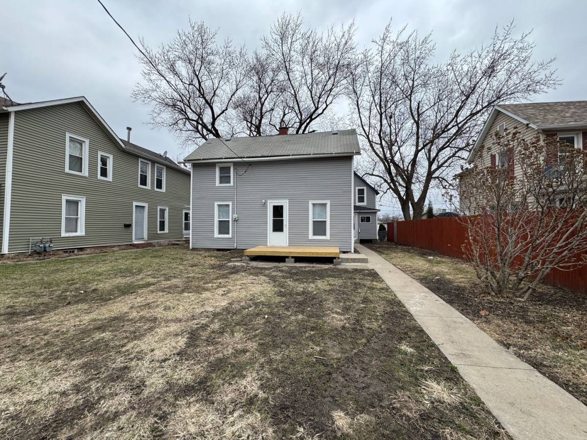House for rent at 435 4th Ave, Moline, IL 61265