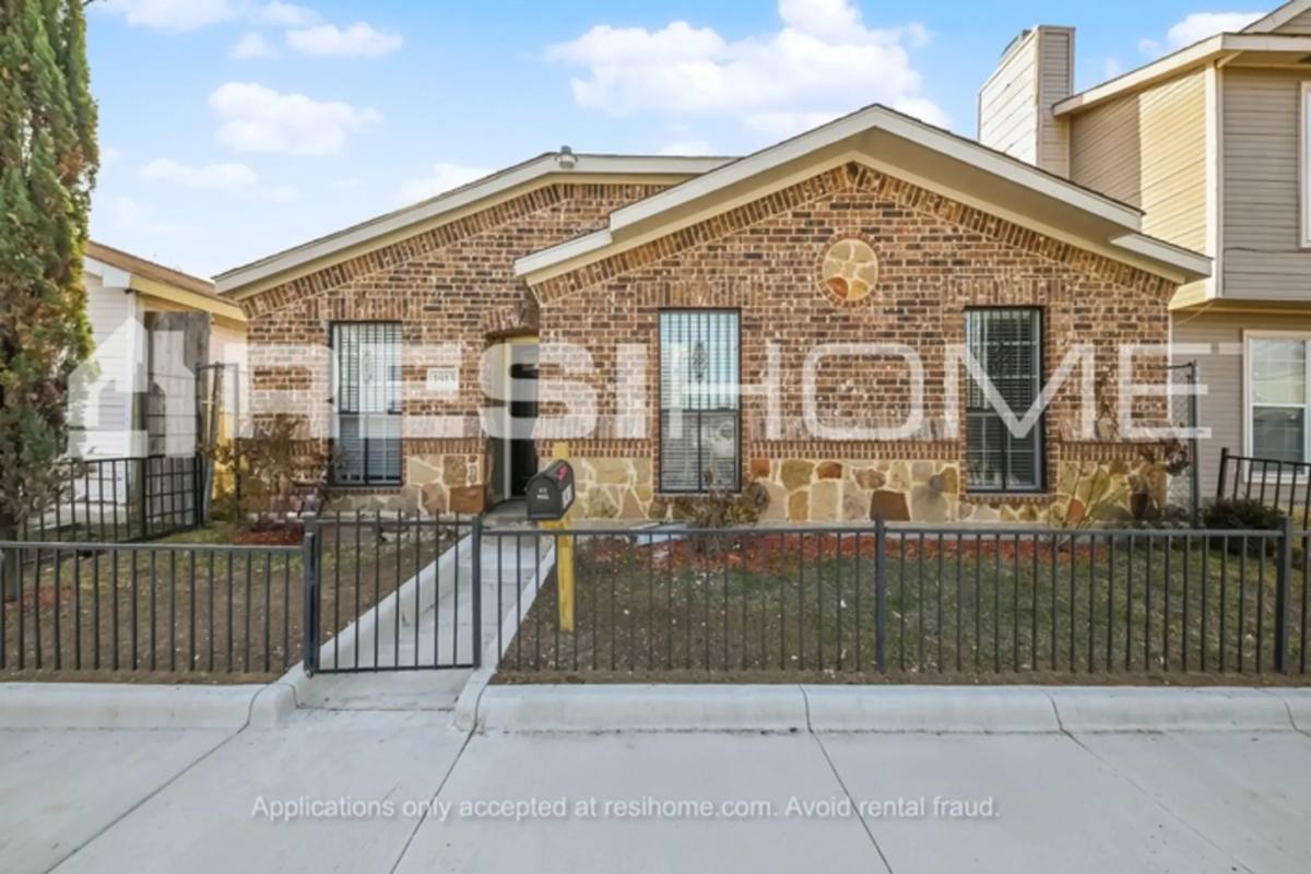 House for rent at 1913 Red Cloud Dr, Dallas, TX 75217