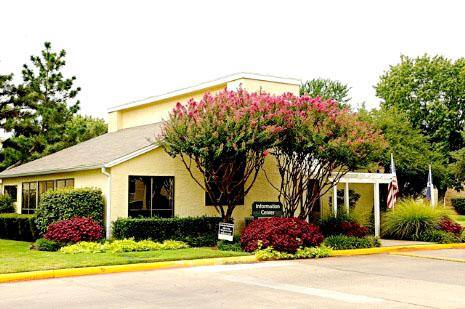 Apartment for rent at 212 W Wintergreen Rd, Desoto, TX 75115