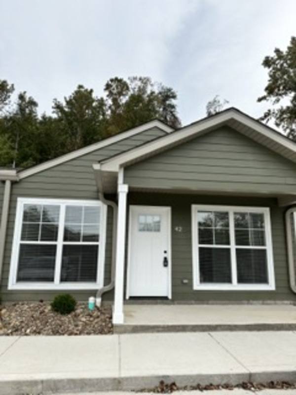 Townhouse for rent at 42 Flats Dr, Hurricane, WV 25526