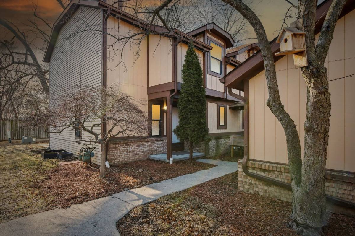Apartment for rent at 1027-1029 Valley Side Dr, Maumee, OH 43537