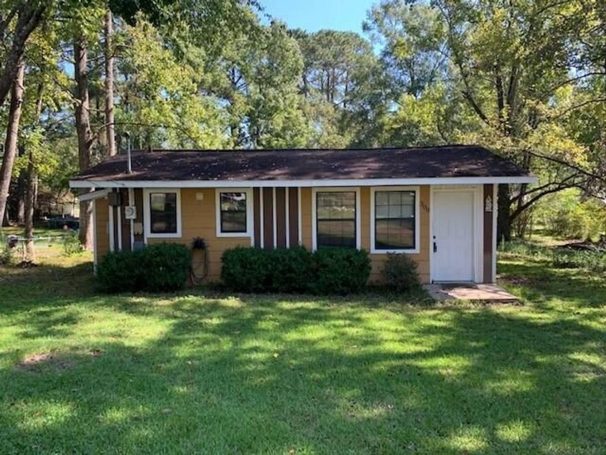 House for rent at 300 Knapp St, Leesville, LA 71446