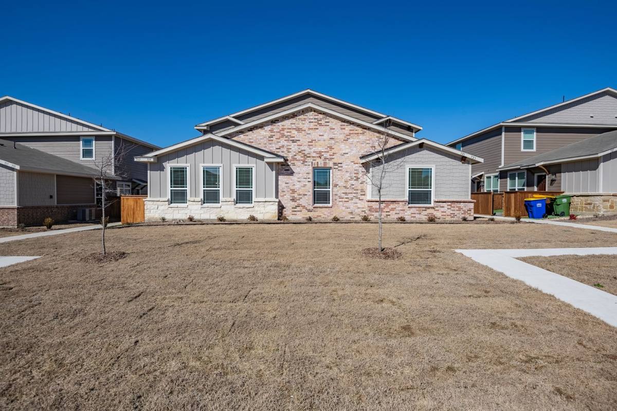Townhouse for rent at 723 Wheatfield Dr, Venus, TX 76084