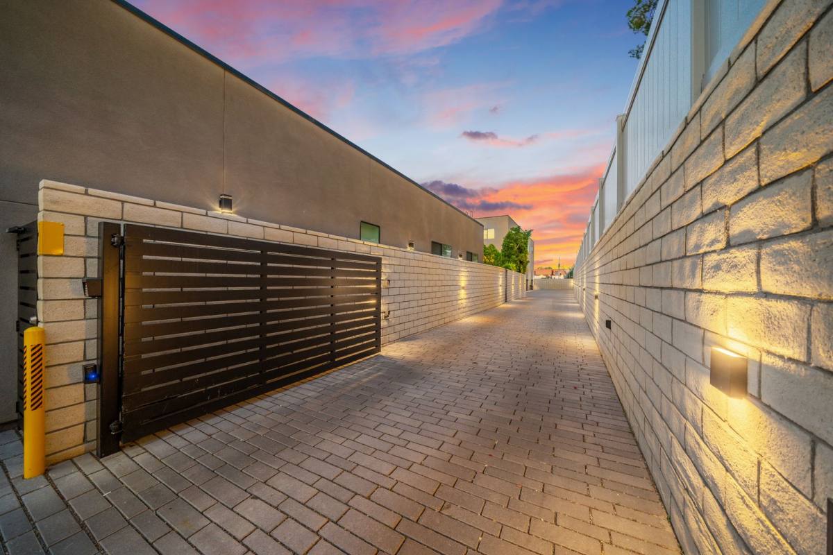 Apartment for rent at 4637 Laurel Canyon Blvd, Valley Village, CA 91607
