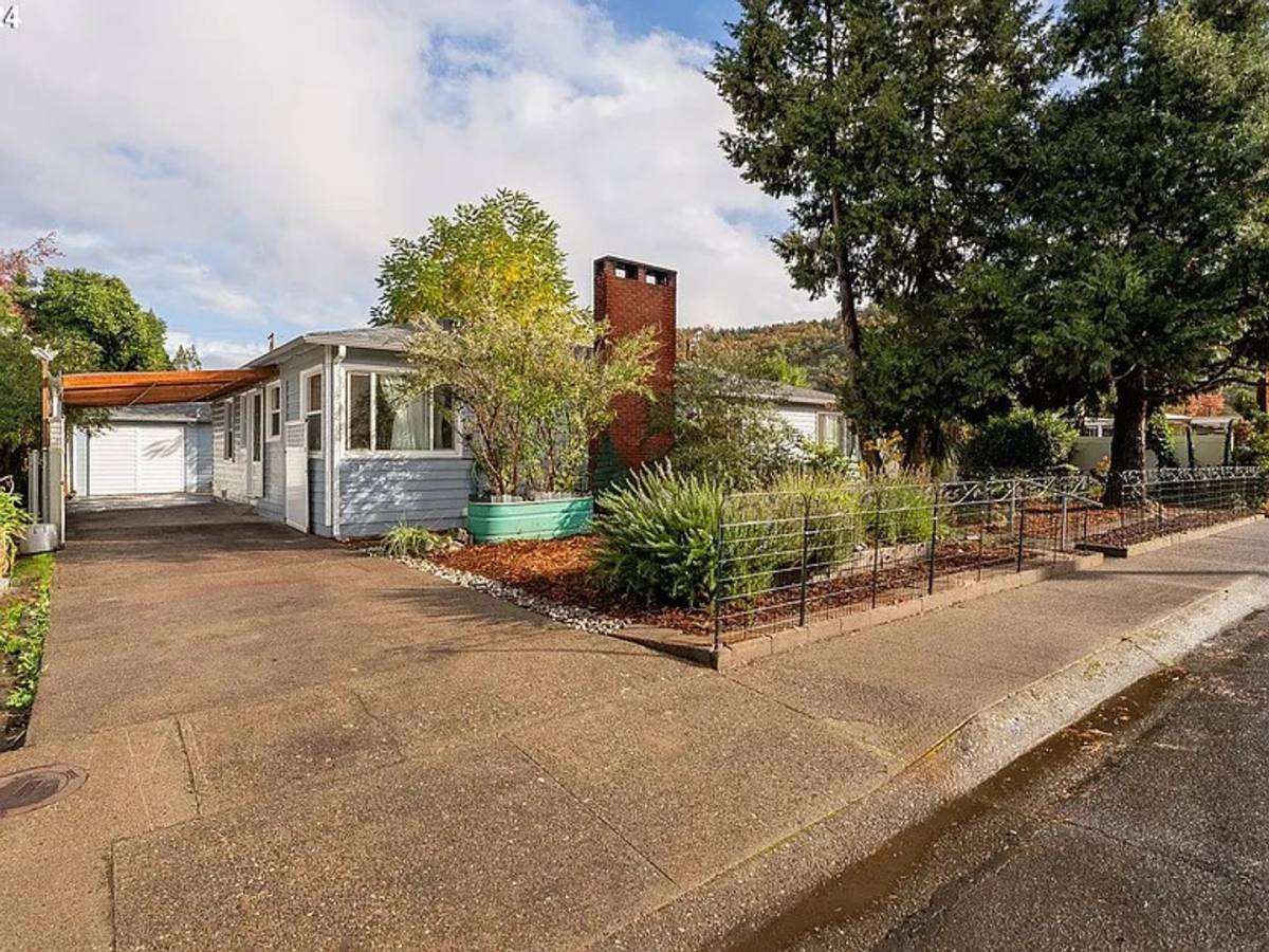 Apartment for rent at 537 W Ballf, Roseburg, OR 97470