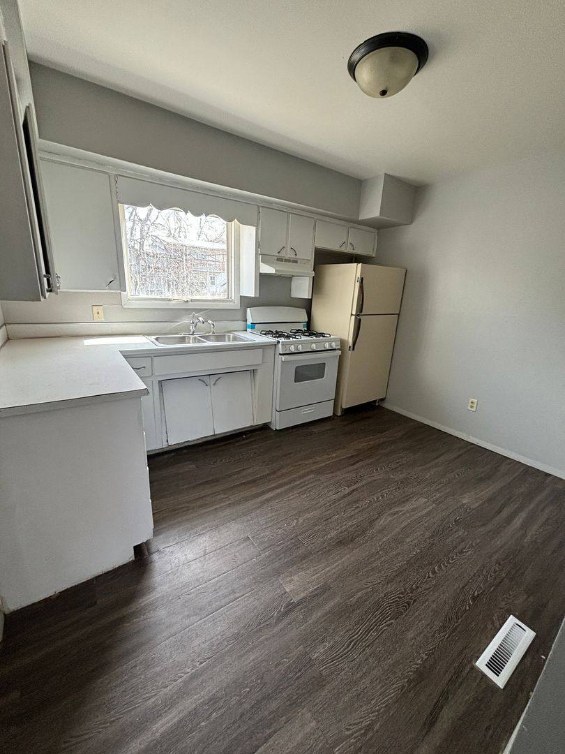 Apartment for rent at 821 W 8th St, Waterloo, IA 50702