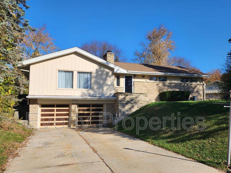House for rent at 16960 Beverly Dr, Brookfield, WI 53005