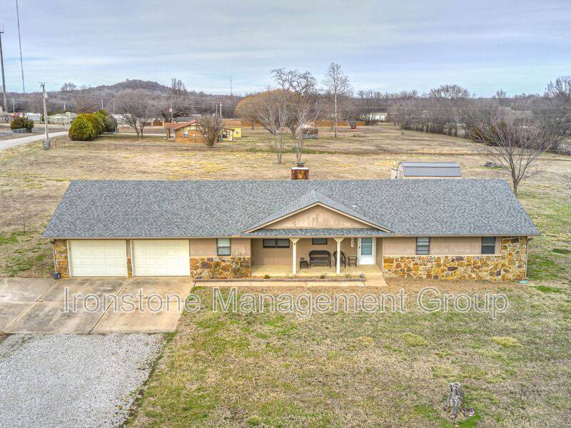 House for rent at 33037 E 148th St S, Coweta, OK 74429