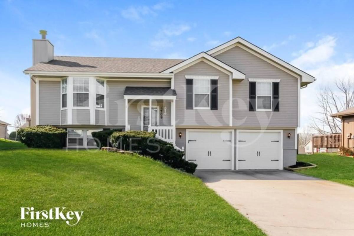 House for rent at 1709 Roberta Dr, Raymore, MO 64083