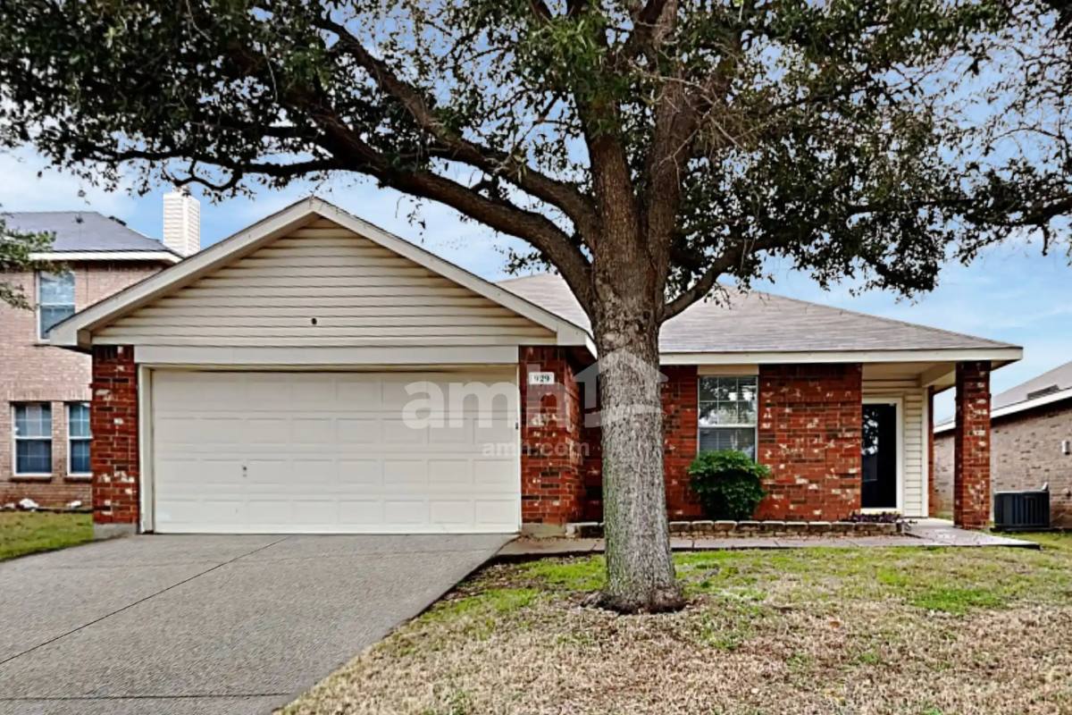 House for rent at 929 Honey Locust Lane, Crowley, TX 76036