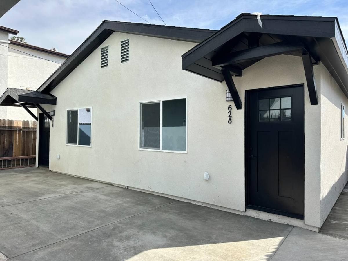 Apartment for rent at 628 3 4 W 54th St #628, Los Angeles, CA 90037