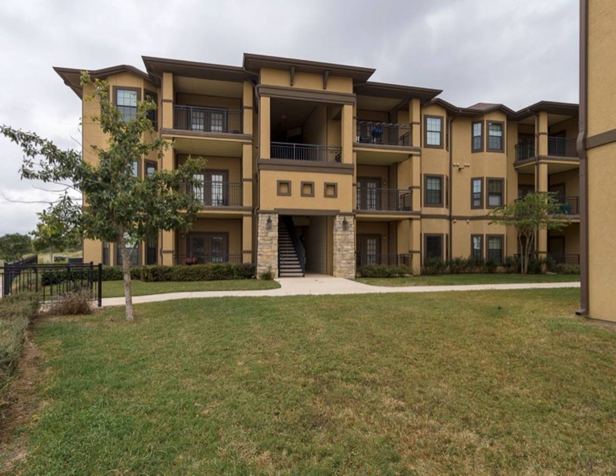 Apartment for rent at 1270 W Oaklawn Rd, Pleasanton, TX 78064