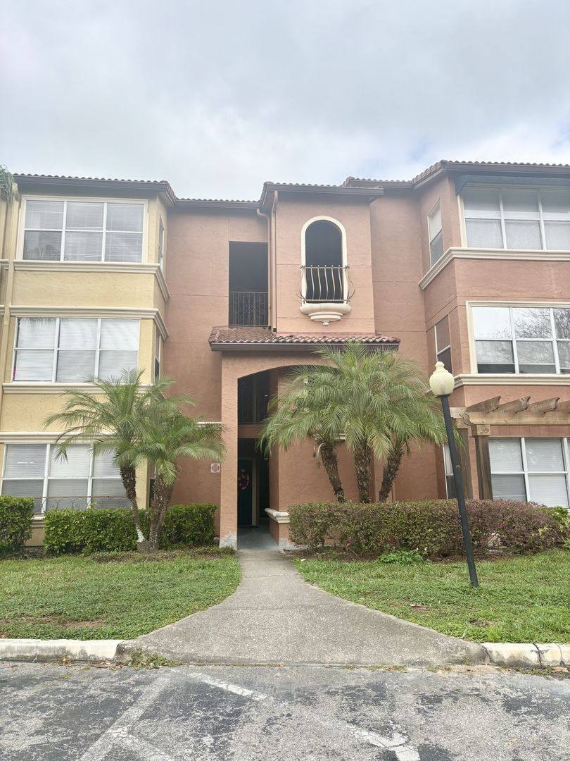 Condo for rent at 5140 Conroy Rd #826, Orlando, FL 32811