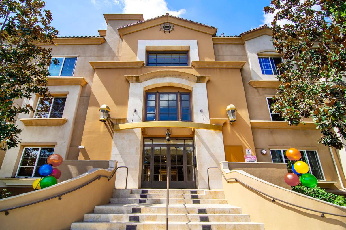 Apartment for rent at 4205 Cahuenga Blvd, North Hollywood, CA 91602