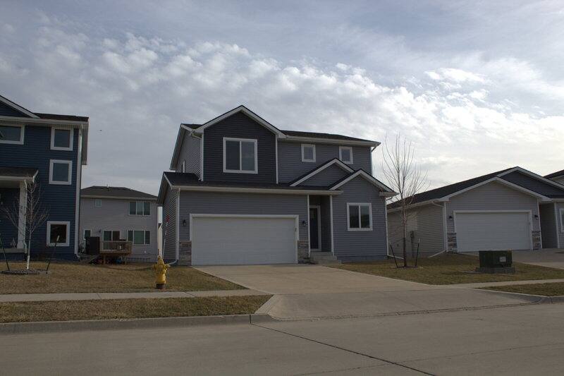 House for rent at 16620 Oakwood Dr, Urbandale, IA 50323