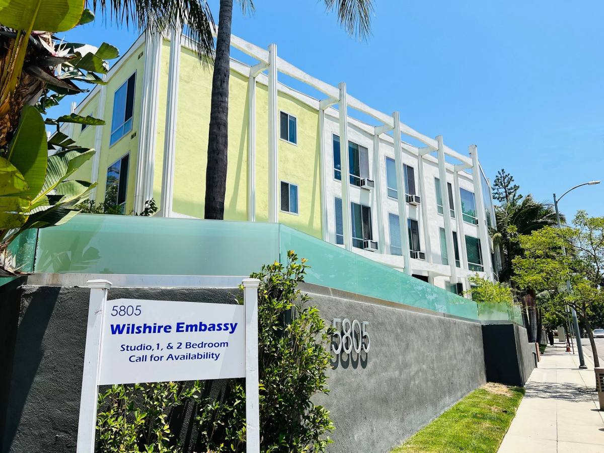 Apartment for rent at 5805 W 8th St, Los Angeles, CA 90036
