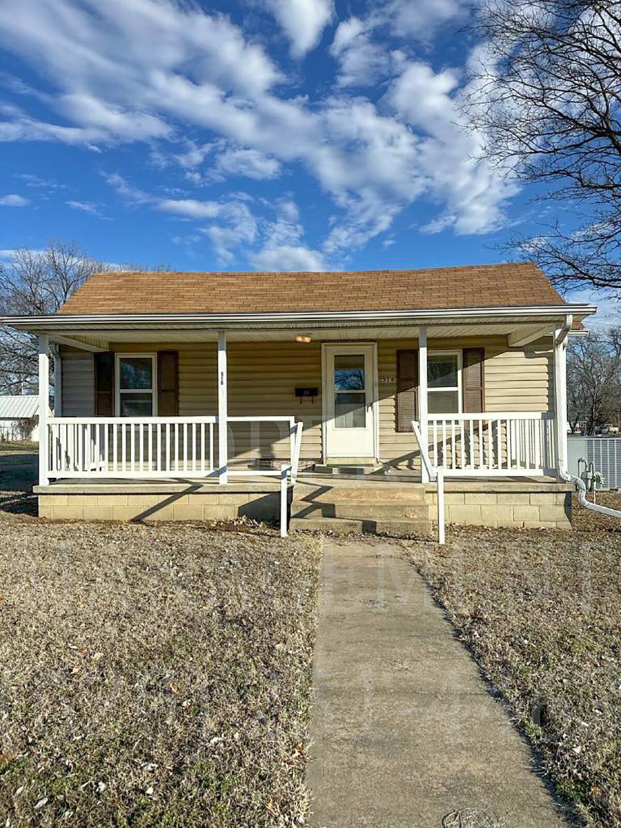 Townhouse for rent at 516 E 8th St, Coffeyville, KS 67337
