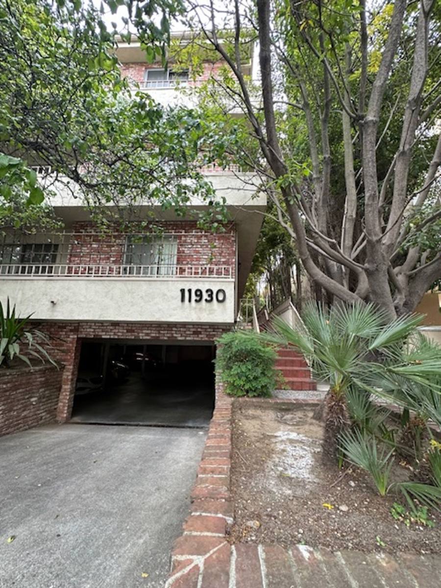 Apartment for rent at 11930 Montana Ave, Los Angeles, CA 90049