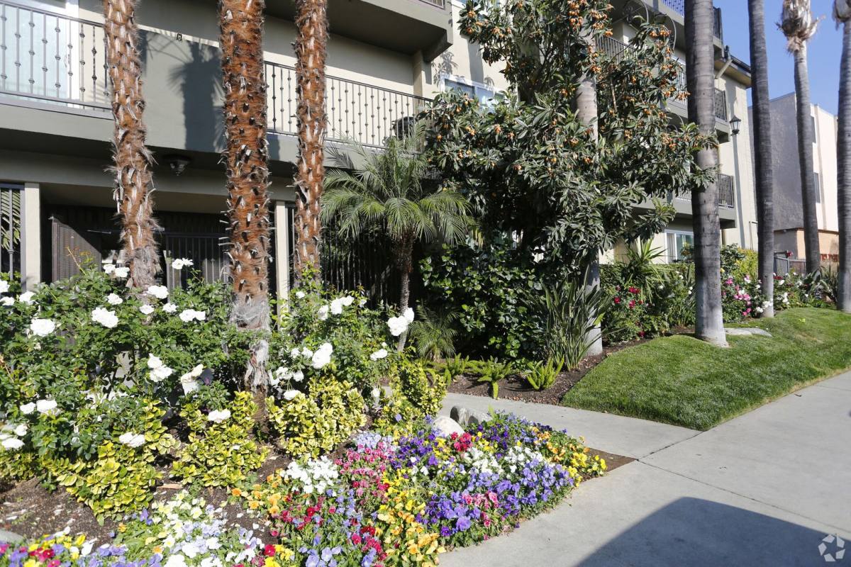 Apartment for rent at 5415 Newcastle Ave, Encino, CA 91316