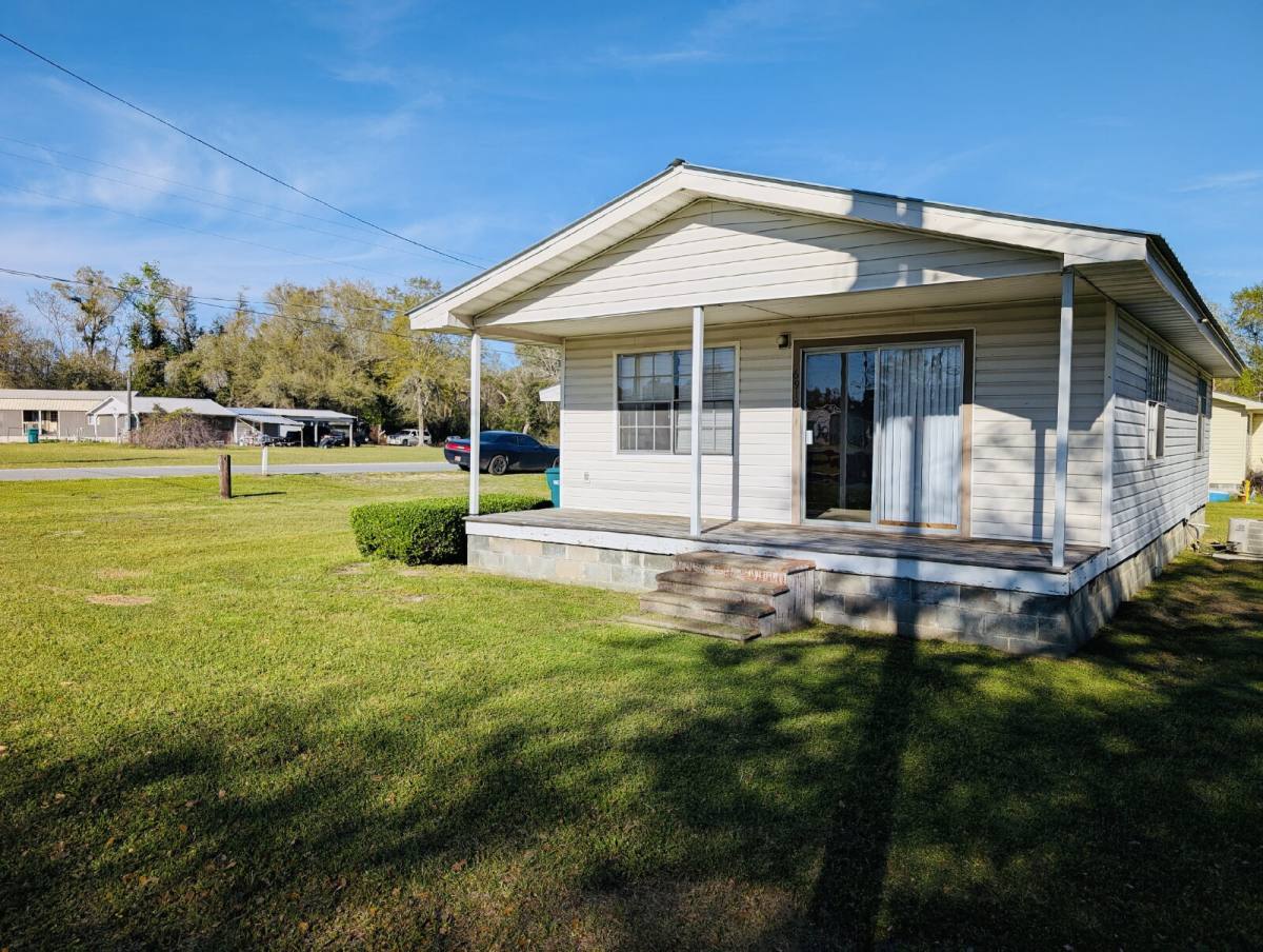House for rent at 6915 Burke St, Grand Ridge, FL 32442