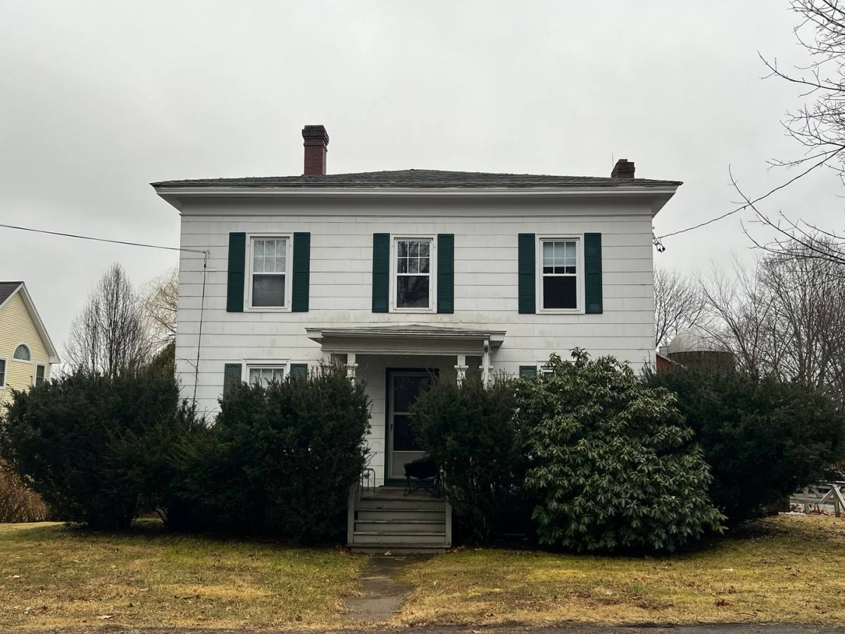 Apartment for rent at 986 S E St, Amherst, MA 01002