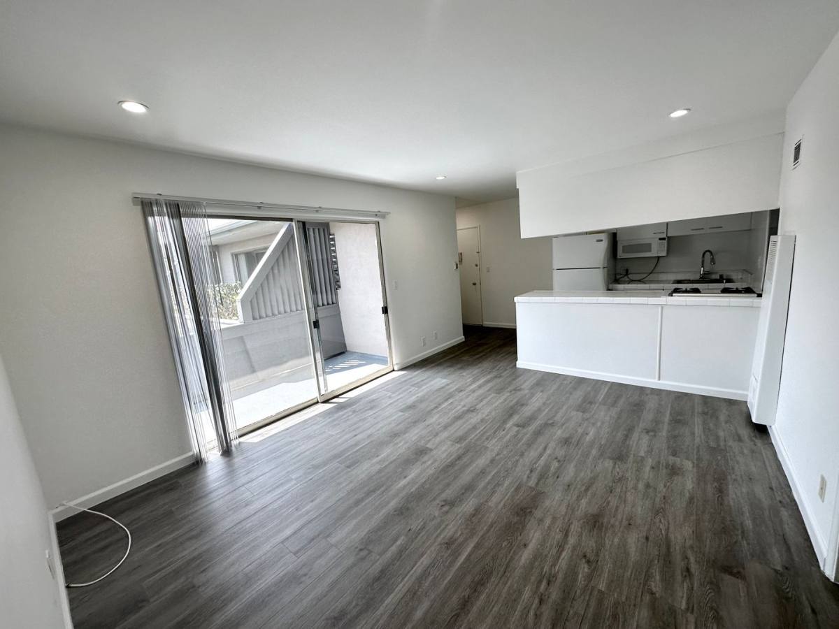 Apartment for rent at 11720 Bellagio Rd, Los Angeles, CA 90049