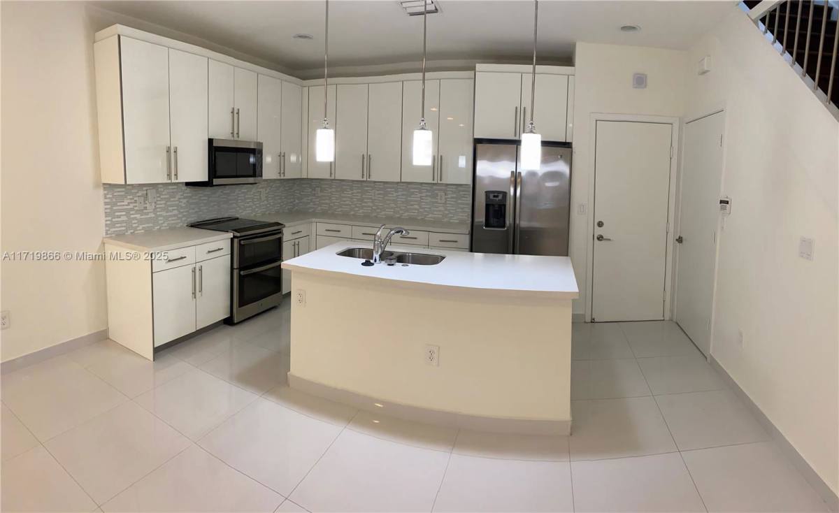 Townhouse for rent at 2610 NE 213th St #100, Miami, FL 33180