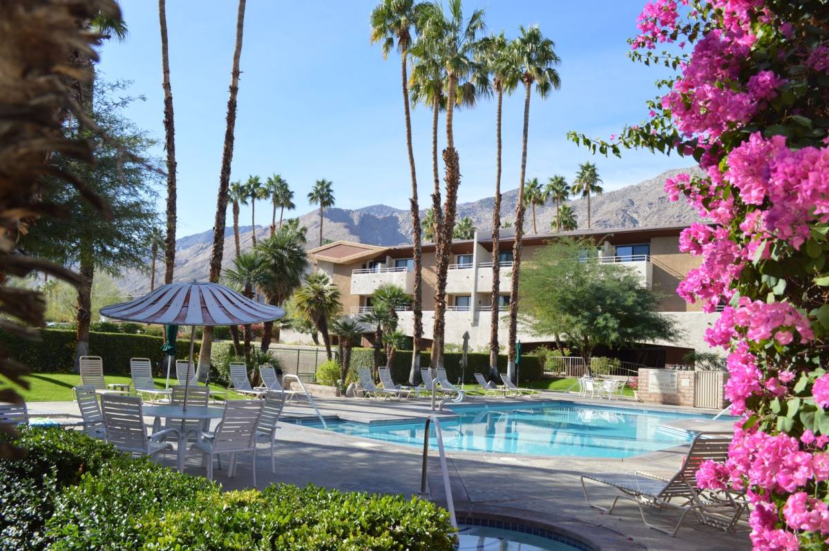 Apartment for rent at 464 S Calle Encilia, Palm Springs, CA 92264