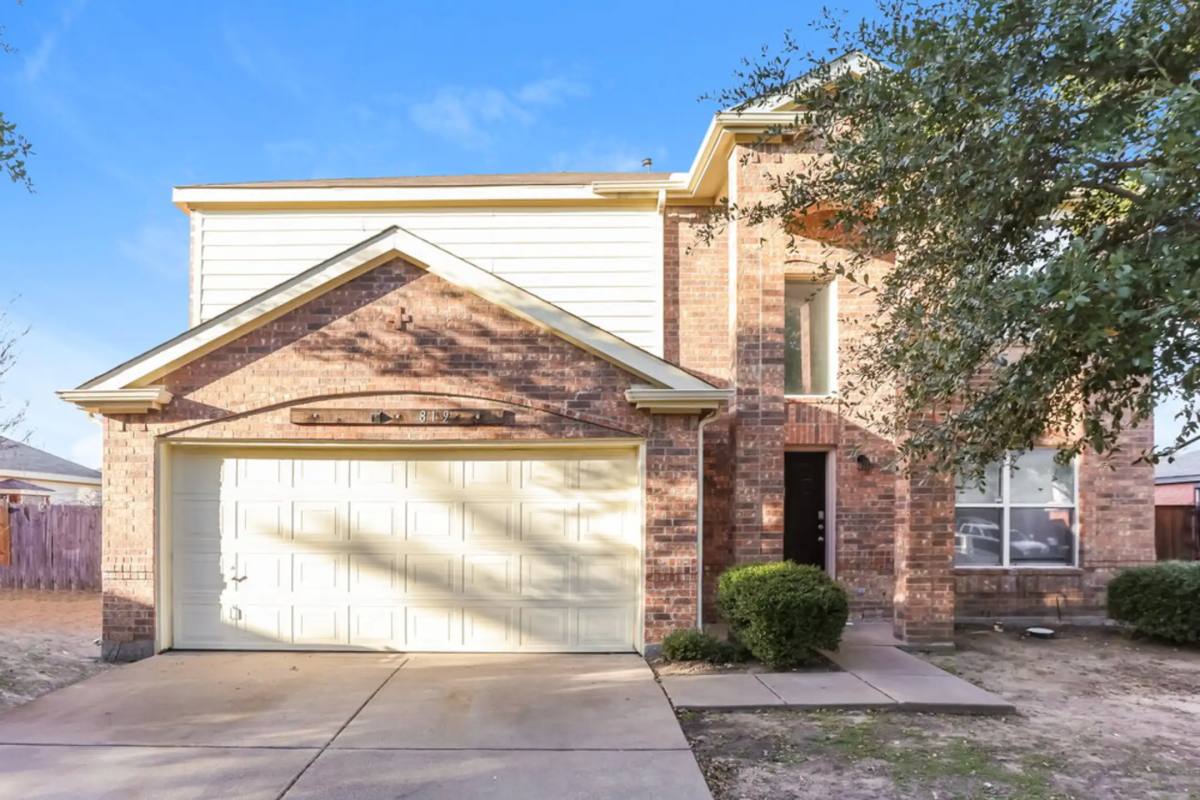House for rent at 819 Creekside Dr, Red Oak, TX 75154