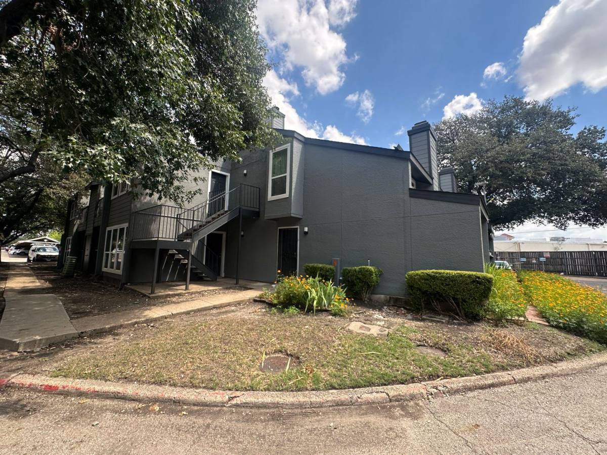 House for rent at 9696 Walnut St, Dallas, TX 75243