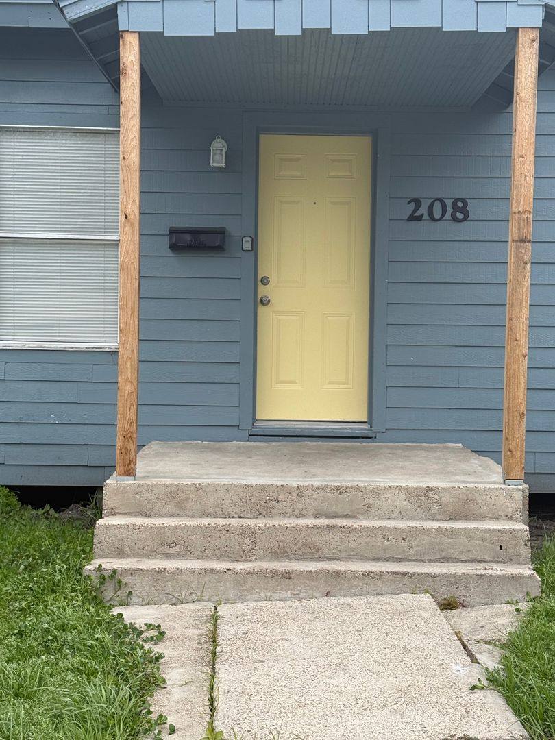 Apartment for rent at 206 E Sabine, Victoria, TX 77901