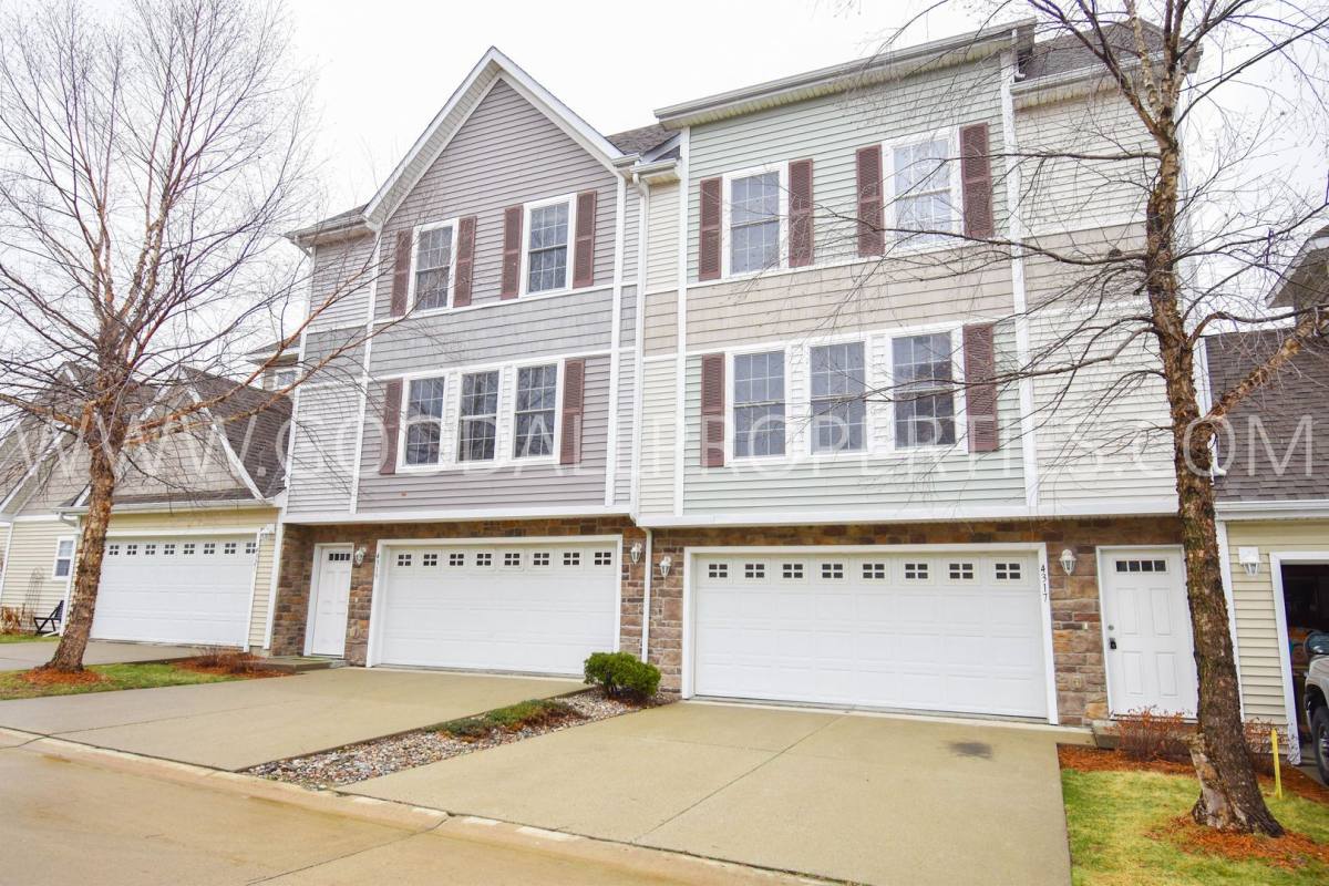 Townhouse for rent at 4317 153rd St, Urbandale, IA 50323