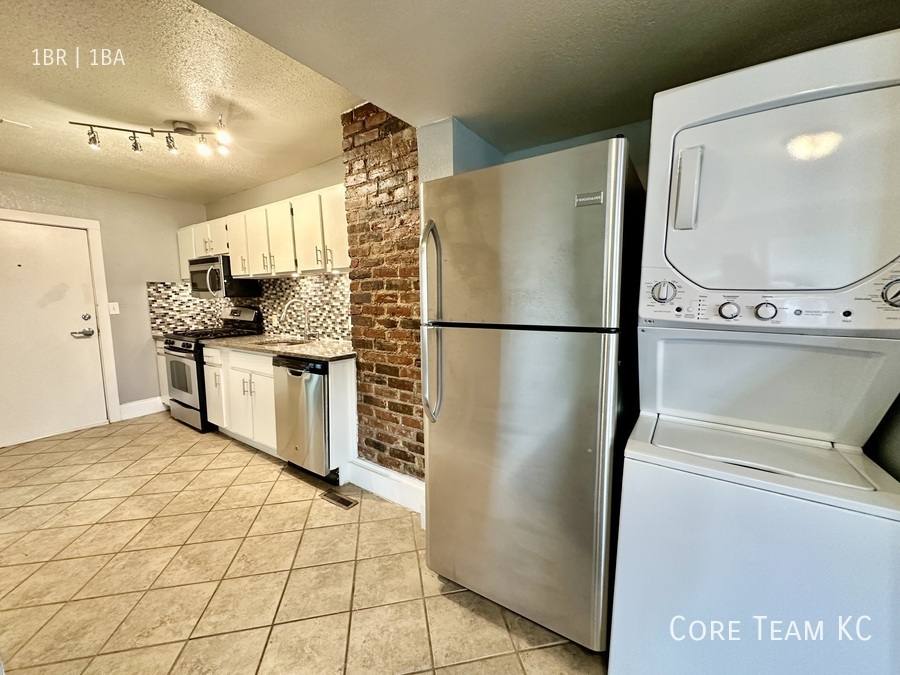 4226 Locust St #1S, Kansas City, MO 64111